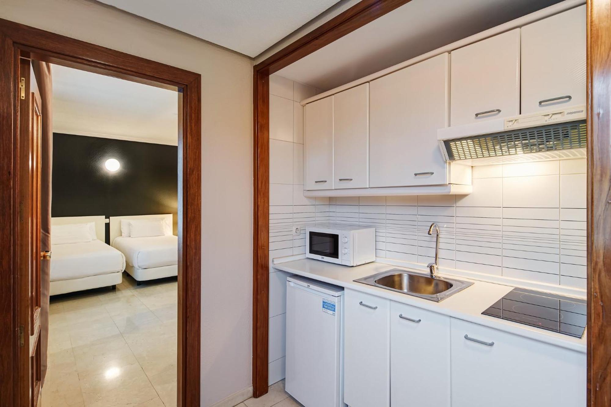 เอเซนเชีย โตกูมาร์ Aparthotel มาดริด ภายนอก รูปภาพ