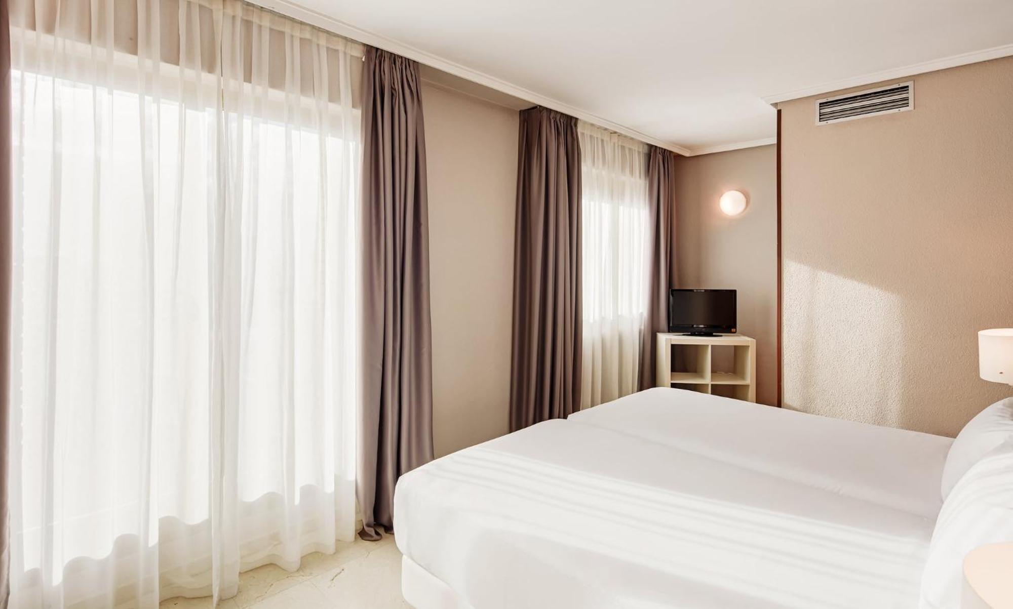 เอเซนเชีย โตกูมาร์ Aparthotel มาดริด ภายนอก รูปภาพ