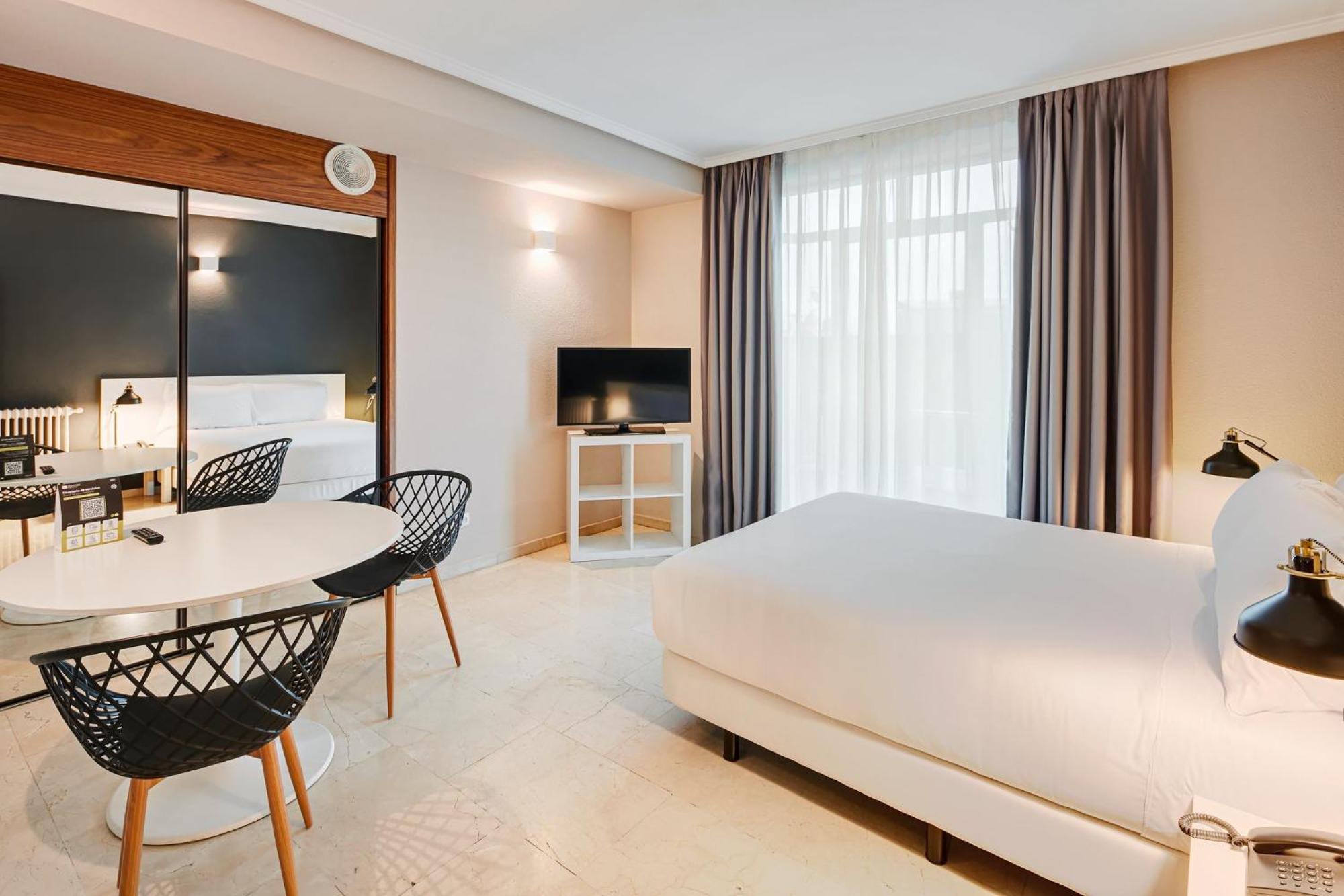 เอเซนเชีย โตกูมาร์ Aparthotel มาดริด ภายนอก รูปภาพ