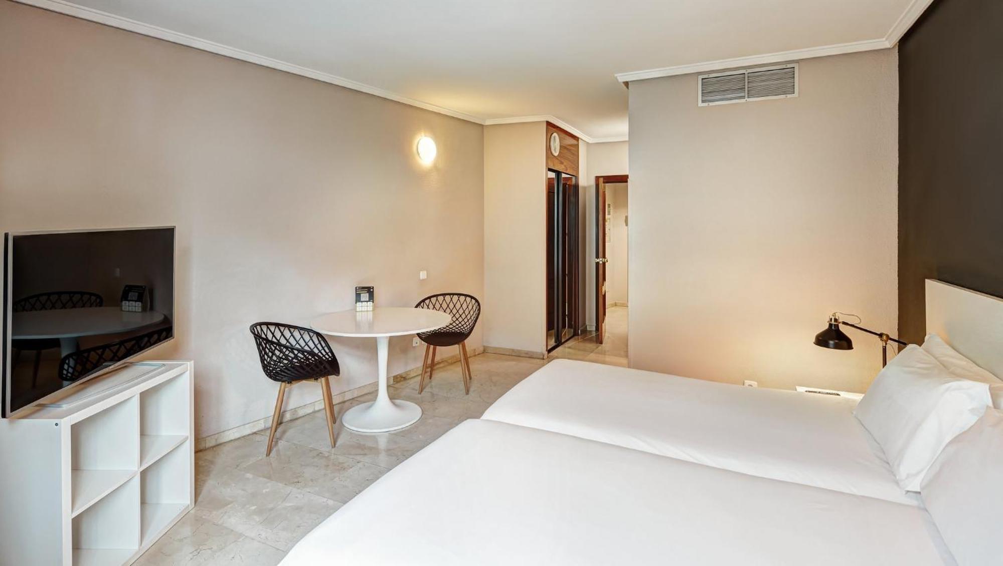 เอเซนเชีย โตกูมาร์ Aparthotel มาดริด ภายนอก รูปภาพ