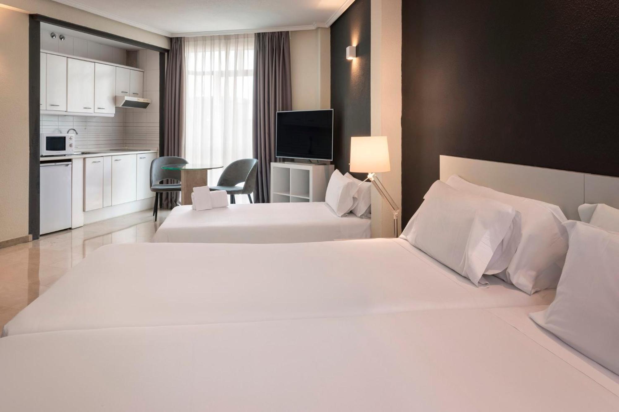 เอเซนเชีย โตกูมาร์ Aparthotel มาดริด ภายนอก รูปภาพ