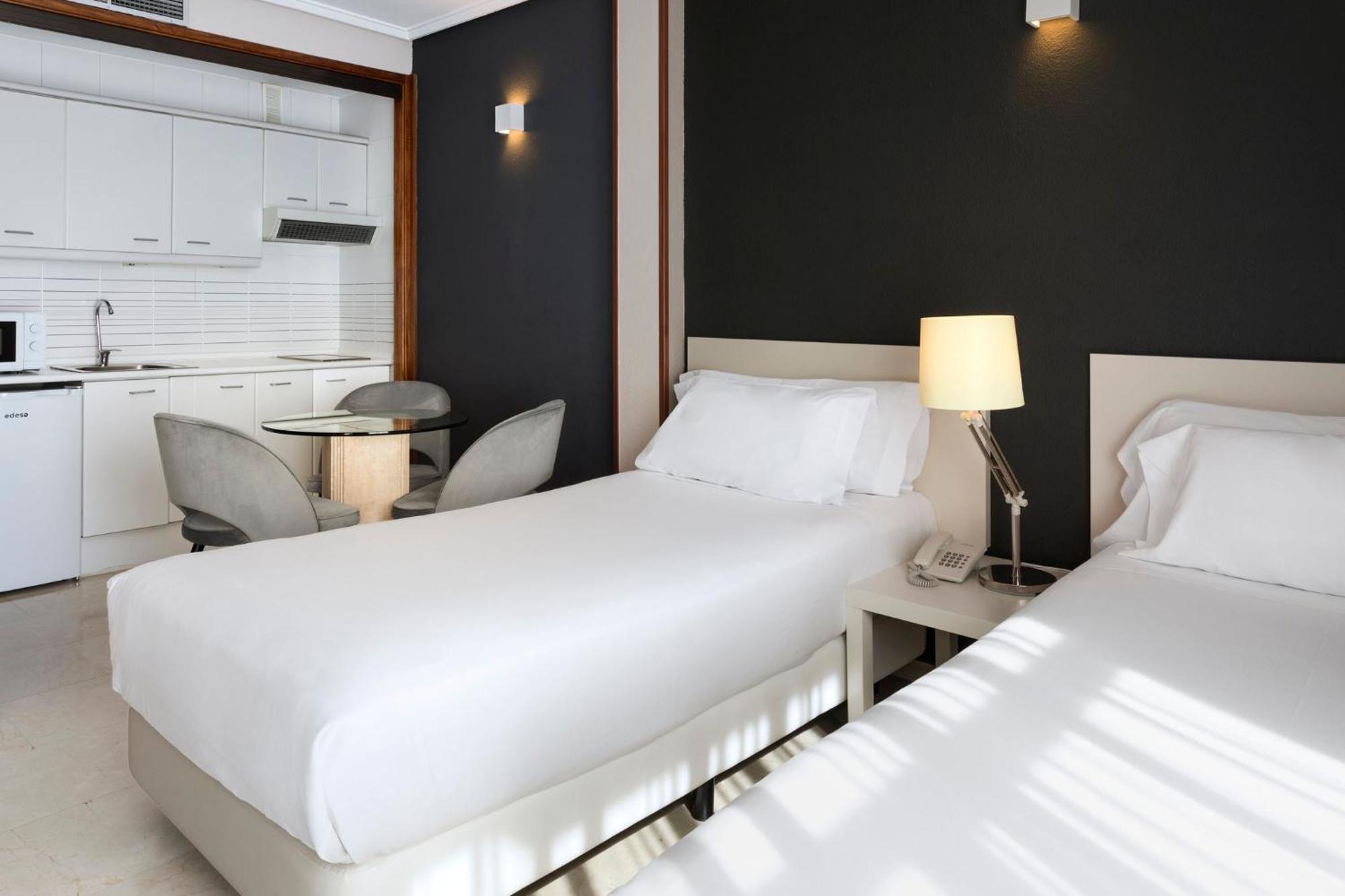 เอเซนเชีย โตกูมาร์ Aparthotel มาดริด ภายนอก รูปภาพ